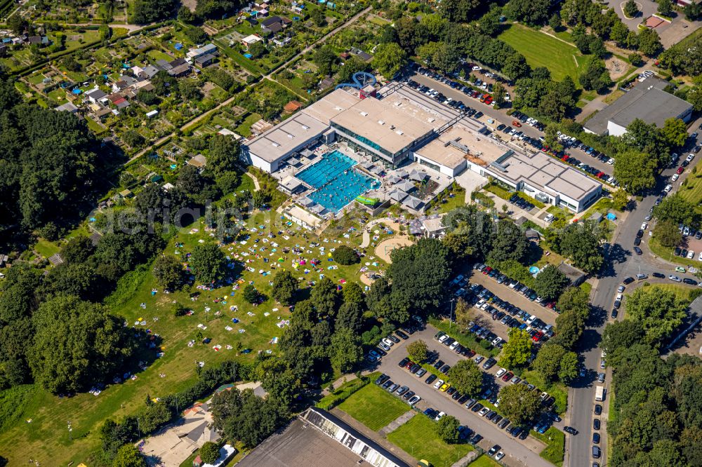 Dinslaken from the bird's eye view: Thermal baths and swimming pools at the outdoor pool of the leisure facility DINAmare - das stadtwerkebad of Dinslakener Baeder GmbH at the municipal pool in the Eppinghoven district of Dinslaken in the Ruhr area in the state of North Rhine-Westphalia, Germany