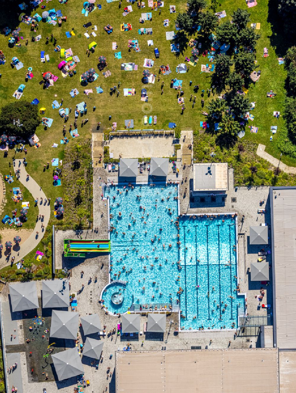 Aerial image Dinslaken - Thermal baths and swimming pools at the outdoor pool of the leisure facility DINAmare - das stadtwerkebad of Dinslakener Baeder GmbH at the municipal pool in the Eppinghoven district of Dinslaken in the Ruhr area in the state of North Rhine-Westphalia, Germany