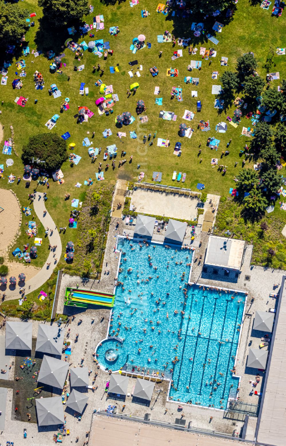 Aerial photograph Dinslaken - Thermal baths and swimming pools at the outdoor pool of the leisure facility DINAmare - das stadtwerkebad of Dinslakener Baeder GmbH at the municipal pool in the Eppinghoven district of Dinslaken in the Ruhr area in the state of North Rhine-Westphalia, Germany