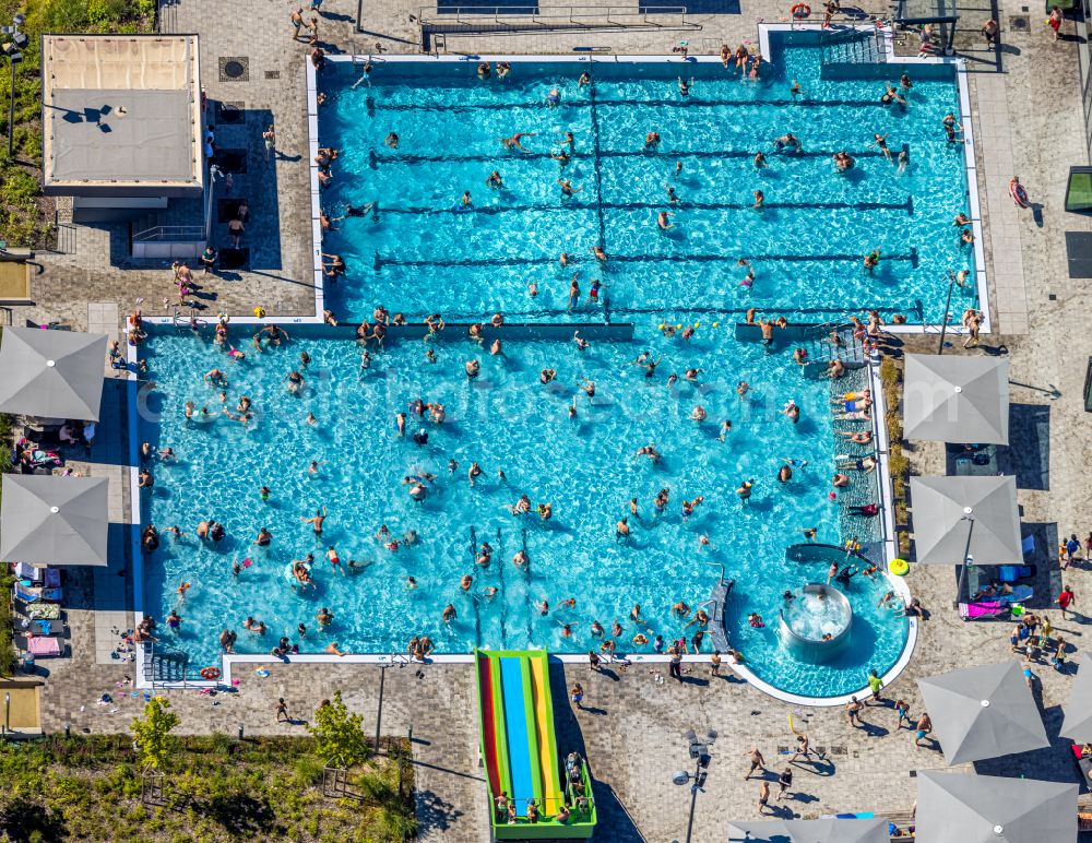 Dinslaken from above - Thermal baths and swimming pools at the outdoor pool of the leisure facility DINAmare - das stadtwerkebad of Dinslakener Baeder GmbH at the municipal pool in the Eppinghoven district of Dinslaken in the Ruhr area in the state of North Rhine-Westphalia, Germany