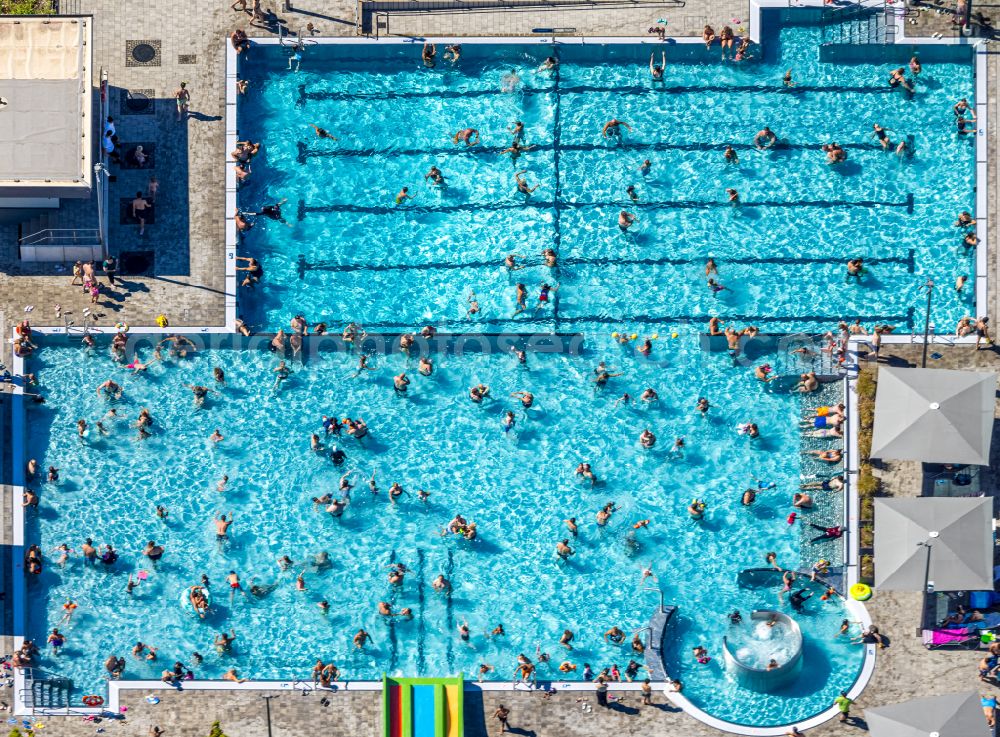 Dinslaken from the bird's eye view: Thermal baths and swimming pools at the outdoor pool of the leisure facility DINAmare - das stadtwerkebad of Dinslakener Baeder GmbH at the municipal pool in the Eppinghoven district of Dinslaken in the Ruhr area in the state of North Rhine-Westphalia, Germany