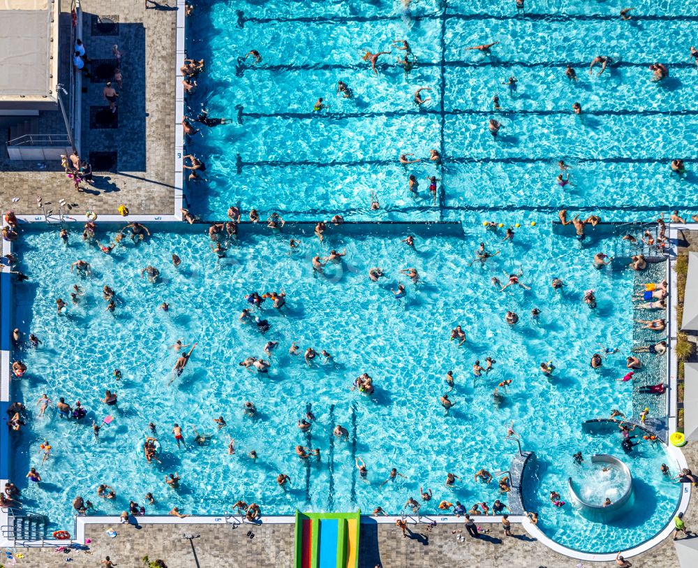 Aerial image Dinslaken - Thermal baths and swimming pools at the outdoor pool of the leisure facility DINAmare - das stadtwerkebad of Dinslakener Baeder GmbH at the municipal pool in the Eppinghoven district of Dinslaken in the Ruhr area in the state of North Rhine-Westphalia, Germany