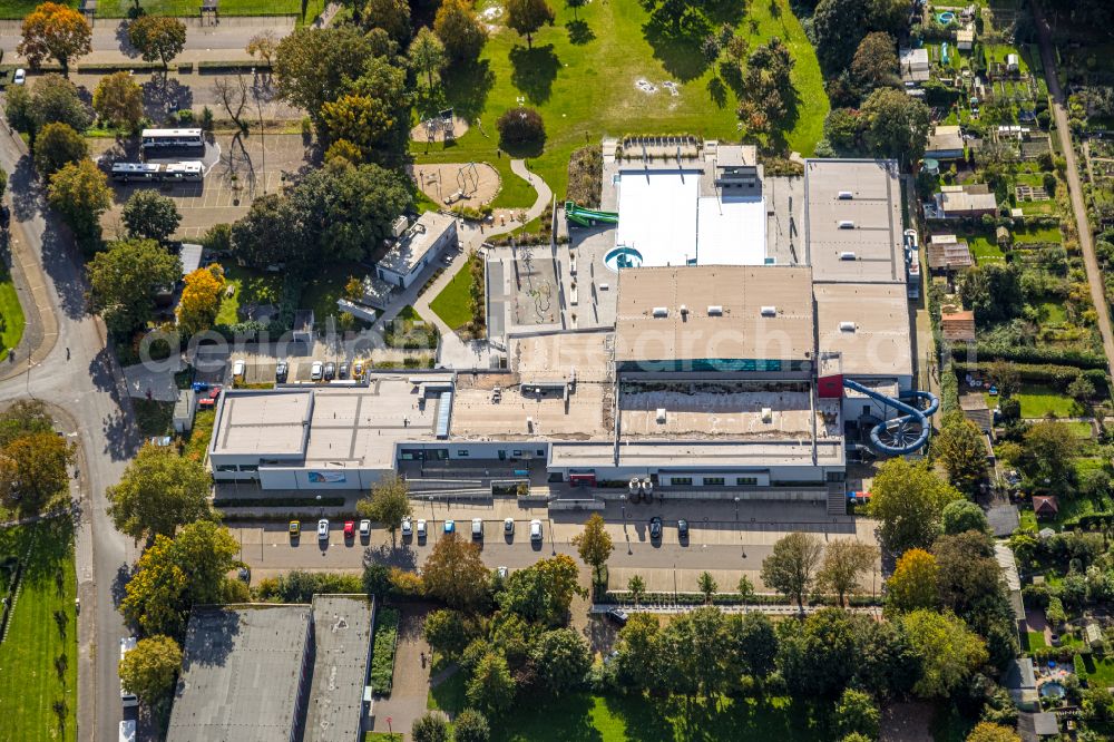 Aerial photograph Dinslaken - Thermal baths and swimming pools at the outdoor pool of the leisure facility DINAmare - das stadtwerkebad of Dinslakener Baeder GmbH at the municipal pool in the Eppinghoven district of Dinslaken in the Ruhr area in the state of North Rhine-Westphalia, Germany