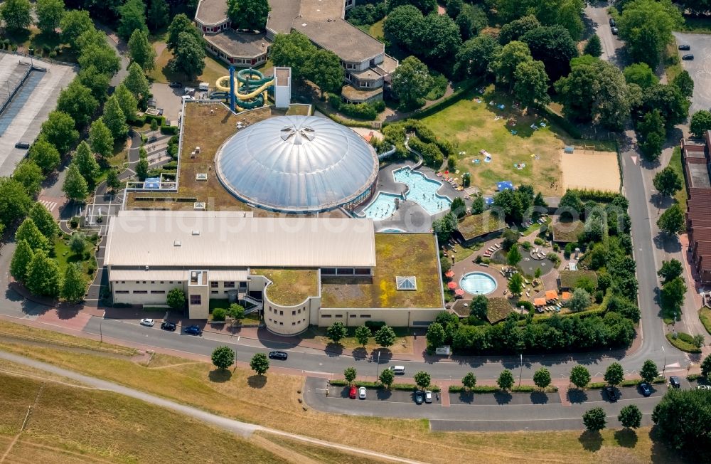 Dorsten from the bird's eye view: Spa and swimming pools at the swimming pool of the leisure facility Atlantis Dorsten on Konrad-Adenauer-Platz in Dorsten in the state North Rhine-Westphalia