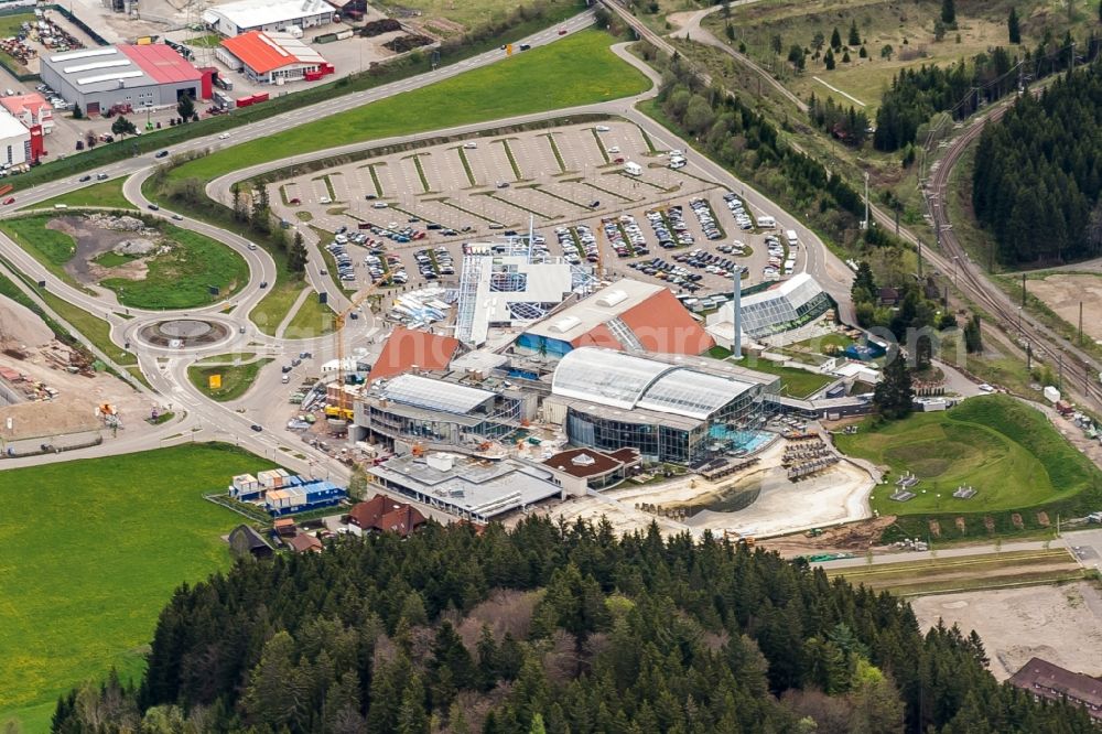 Titisee-Neustadt from the bird's eye view: Spa and swimming pools at the swimming pool of the leisure facility Badeparadies Schwarzwald in Titisee-Neustadt in the state Baden-Wuerttemberg