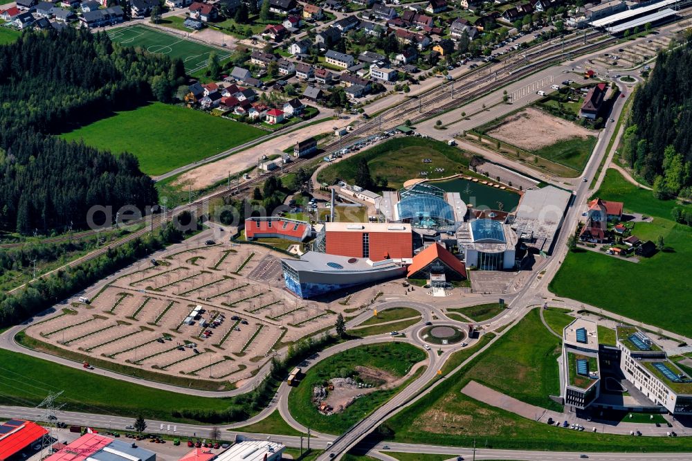 Aerial photograph Titisee-Neustadt - Spa and swimming pools at the swimming pool of the leisure facility Badeparadies Schwarzwald in Titisee-Neustadt in the state Baden-Wuerttemberg