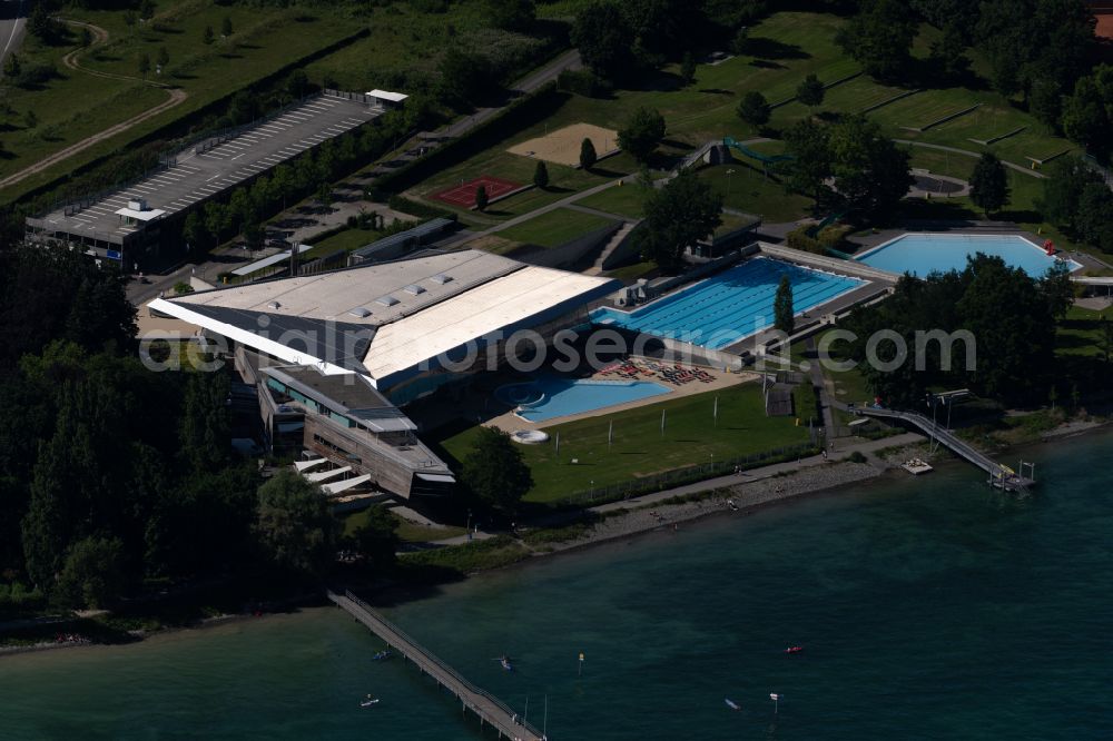 Aerial photograph Konstanz - Spa and swimming pools at the swimming pool of the leisure facility Bodensee-Therme Konstanz on street Zur Therme in the district Petershausen-Ost in Konstanz at Bodensee in the state Baden-Wuerttemberg, Germany