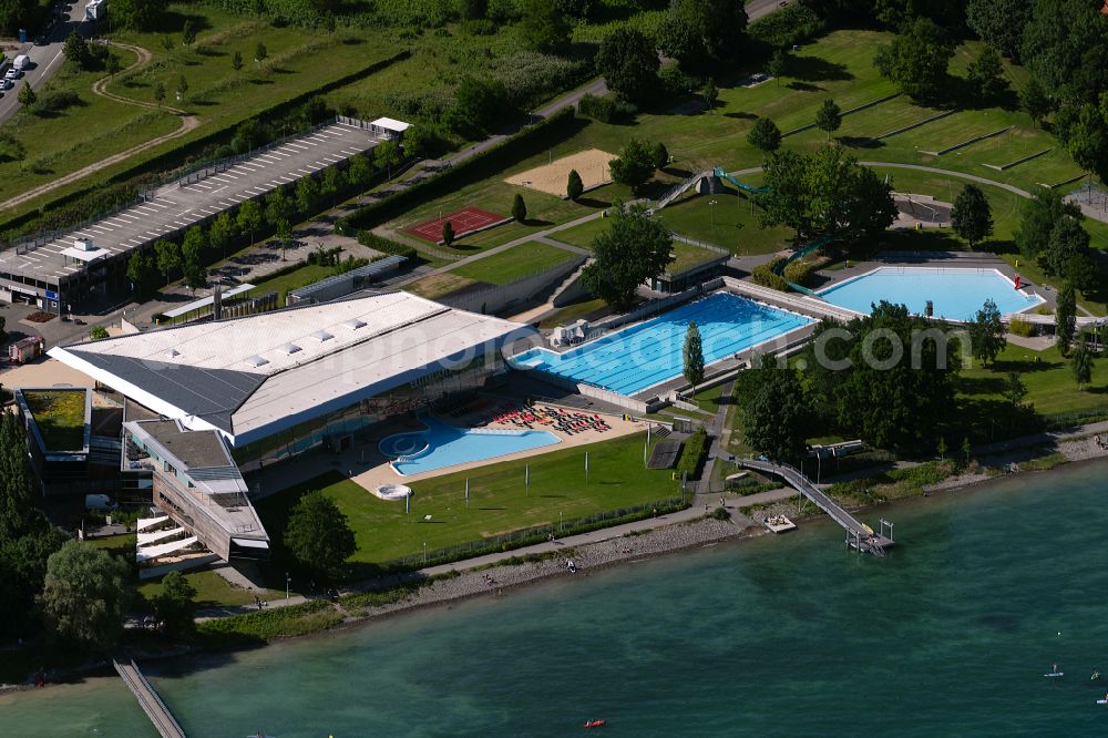 Konstanz from the bird's eye view: Spa and swimming pools at the swimming pool of the leisure facility Bodensee-Therme Konstanz on street Zur Therme in the district Petershausen-Ost in Konstanz at Bodensee in the state Baden-Wuerttemberg, Germany