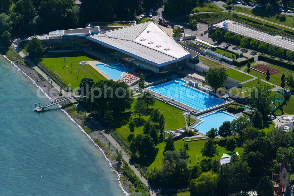 Konstanz from above - Spa and swimming pools at the swimming pool of the leisure facility Bodensee-Therme Konstanz on street Zur Therme in the district Petershausen-Ost in Konstanz at Bodensee in the state Baden-Wuerttemberg, Germany