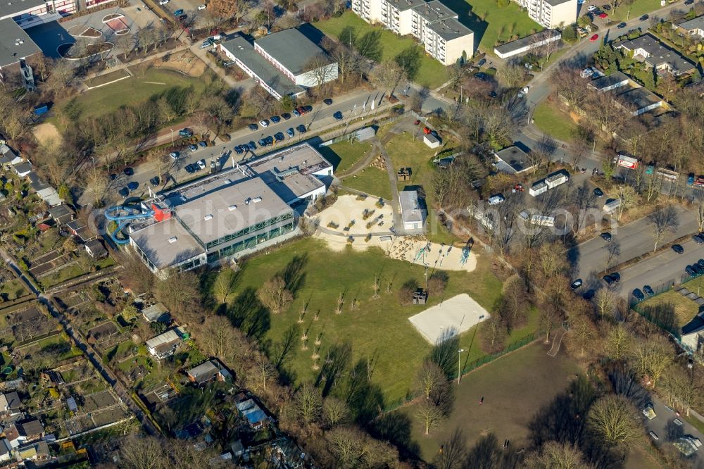 Aerial image Dinslaken - Spa and swimming pools at the swimming pool of the leisure facility DINonare - das stadtwerkebad of Dinslakener Baeof GmbH Am Stadtbad in Dinslaken in the state North Rhine-Westphalia, Germany