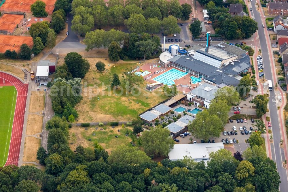 Emmerich am Rhein from the bird's eye view: Spa and swimming pools at the swimming pool of the leisure facility Embricana in Emmerich am Rhein in the state North Rhine-Westphalia, Germany