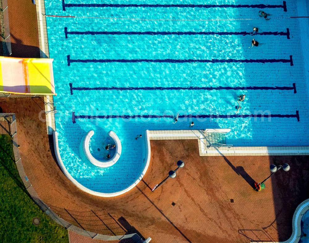 Aerial photograph Emmerich am Rhein - Spa and swimming pools at the swimming pool of the leisure facility Embricana Freizeit u. Sport GmbH in Emmerich am Rhein in the state North Rhine-Westphalia