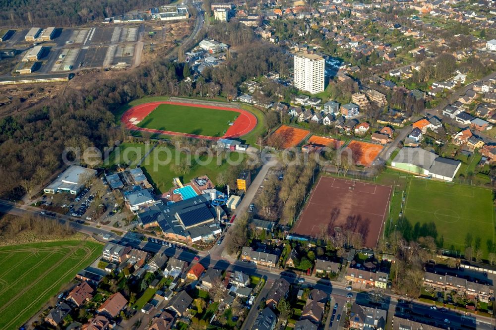 Aerial photograph Emmerich am Rhein - Spa and swimming pools at the swimming pool of the leisure facility Embricana Freizeit u. Sport GmbH in Emmerich am Rhein in the state North Rhine-Westphalia