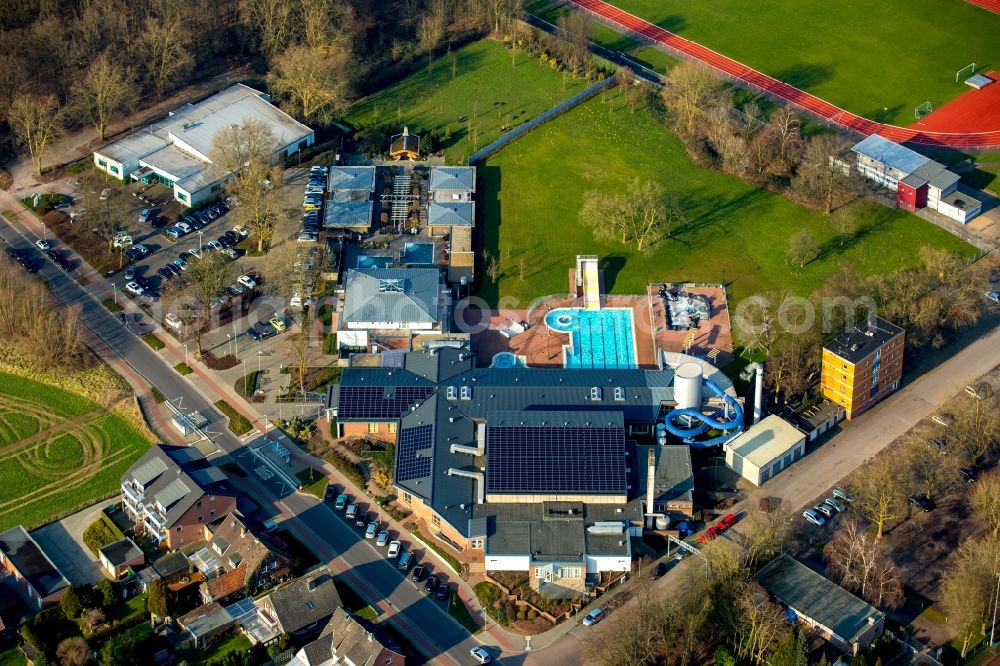 Emmerich am Rhein from the bird's eye view: Spa and swimming pools at the swimming pool of the leisure facility Embricana Freizeit u. Sport GmbH in Emmerich am Rhein in the state North Rhine-Westphalia