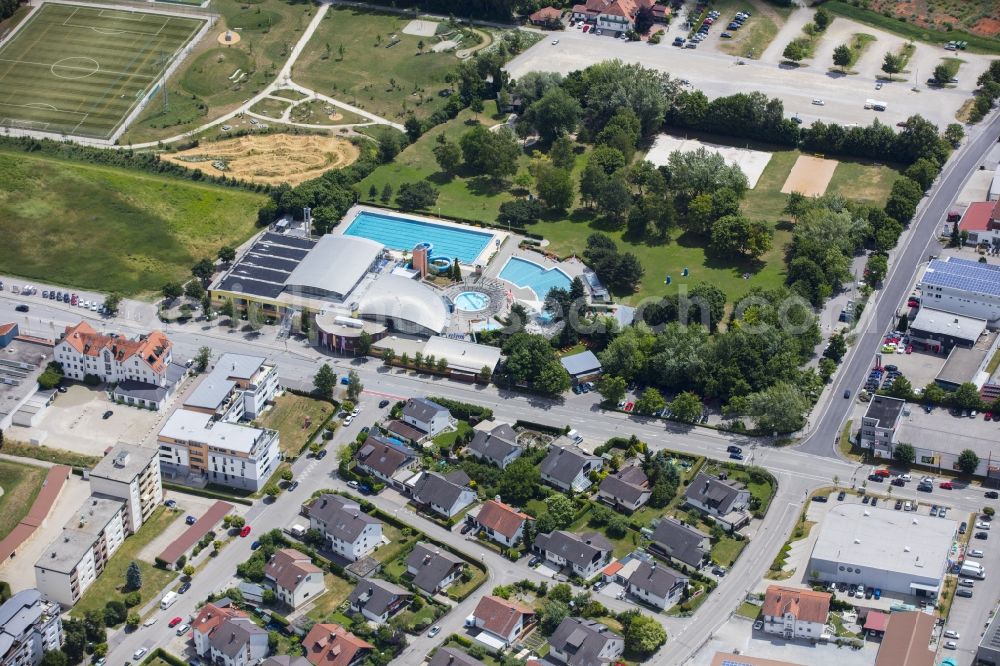 Aerial photograph Ergolding - Spa and swimming pools at the swimming pool of the leisure facility ERGOMAR Ergolding Badewelt & Sauna on Industriestrasse in the district Ergolding in Ergolding in the state Bavaria, Germany