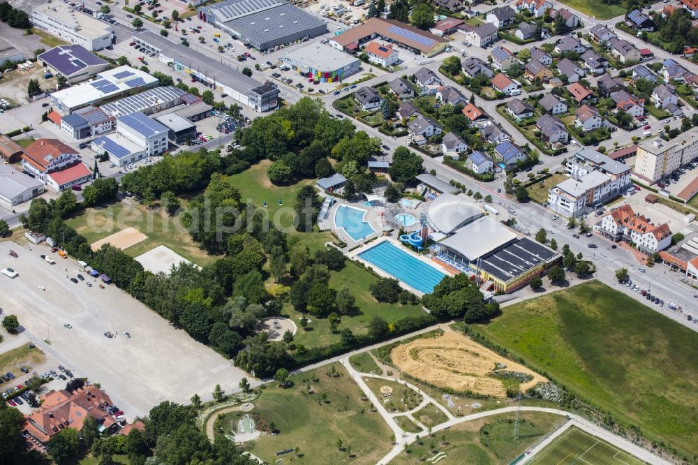 Ergolding from the bird's eye view: Spa and swimming pools at the swimming pool of the leisure facility ERGOMAR Ergolding Badewelt & Sauna on Industriestrasse in the district Ergolding in Ergolding in the state Bavaria, Germany