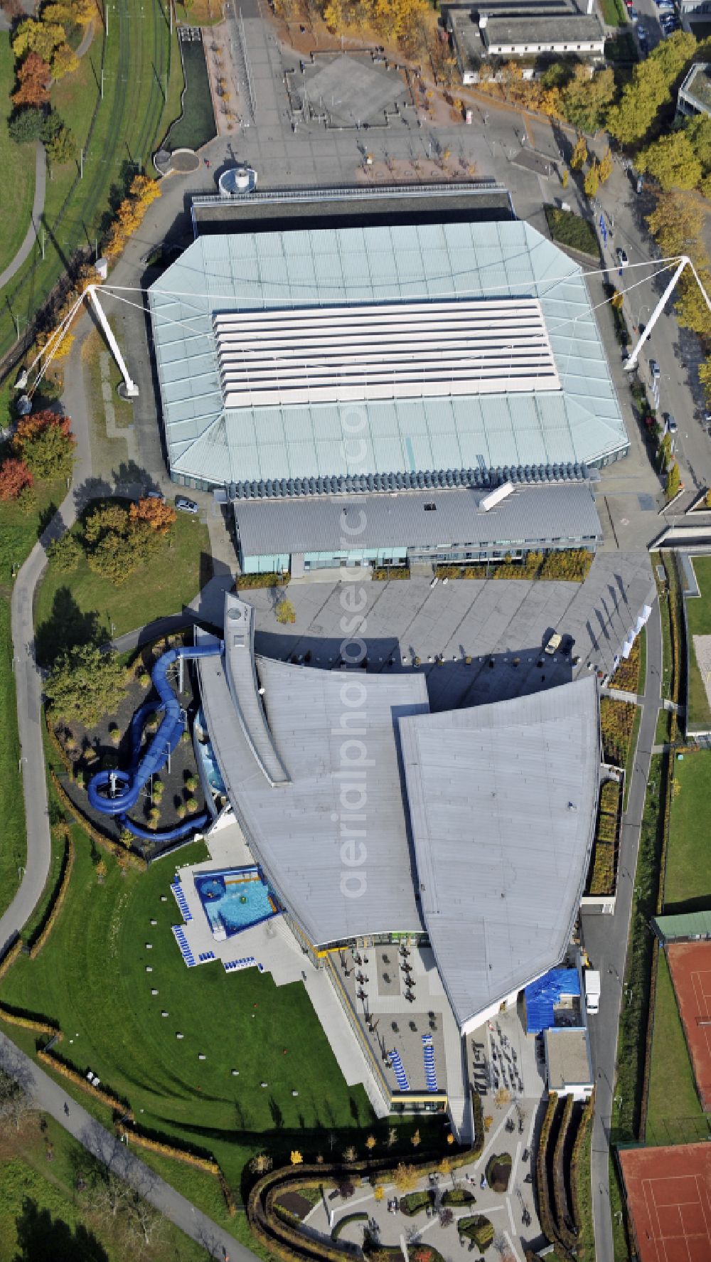 Aerial photograph Karlsruhe - Spa and swimming pools at the swimming pool of the leisure facility Europabad on street Hermann-Veit-Strasse in the district Suedweststadt in Karlsruhe in the state Baden-Wuerttemberg, Germany