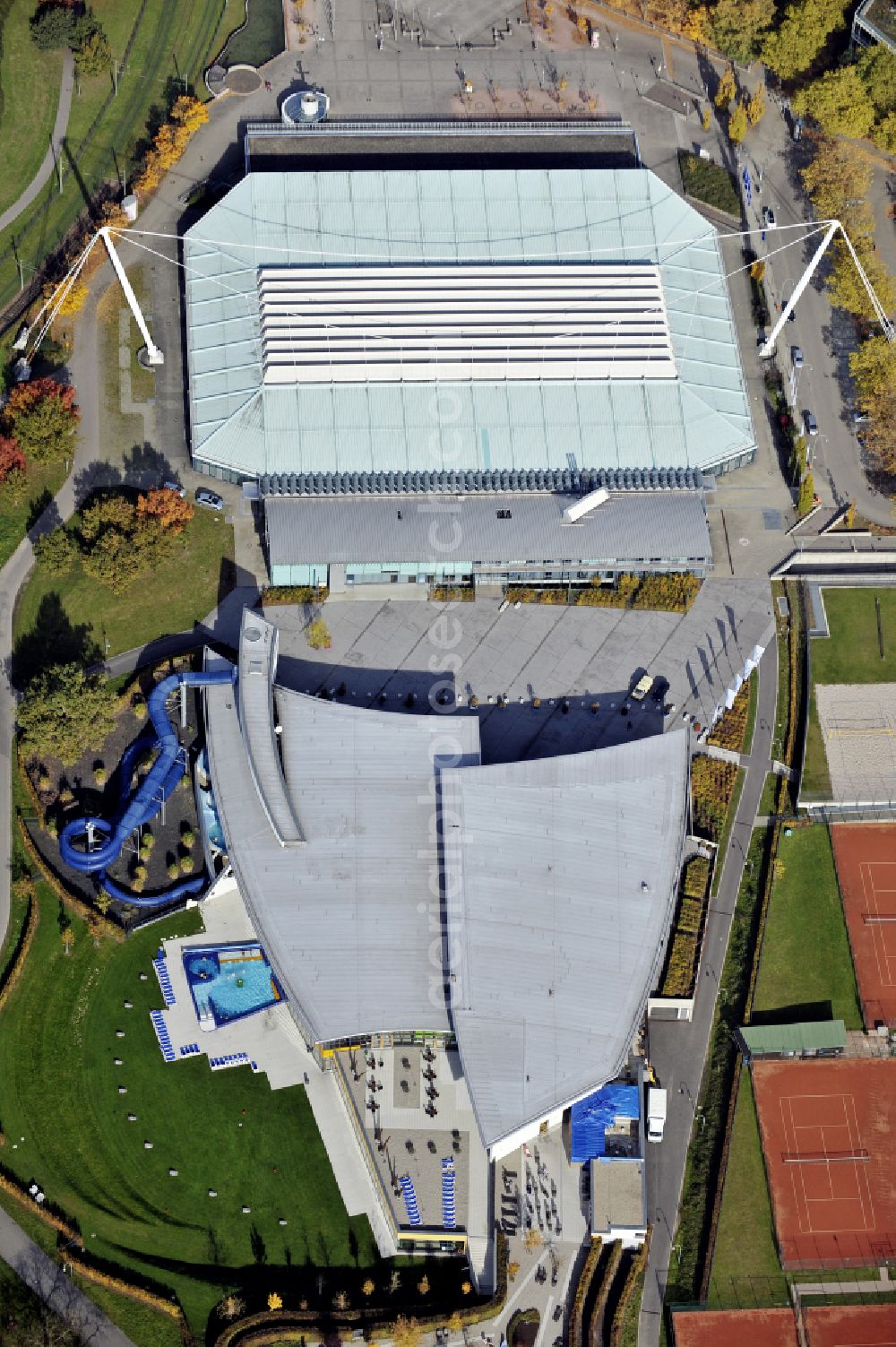 Karlsruhe from above - Spa and swimming pools at the swimming pool of the leisure facility Europabad on street Hermann-Veit-Strasse in the district Suedweststadt in Karlsruhe in the state Baden-Wuerttemberg, Germany