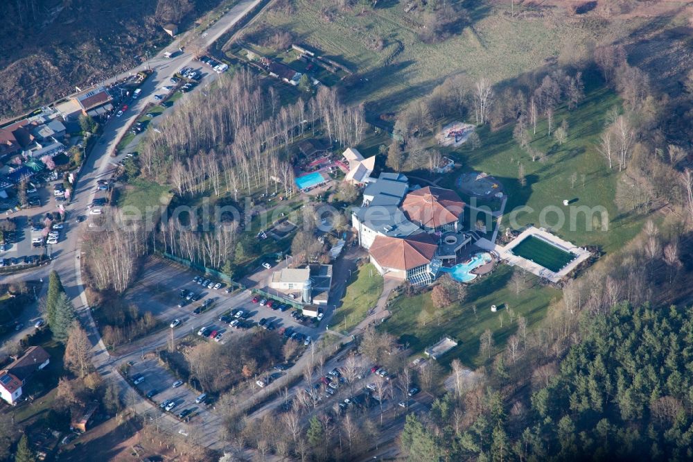 Dahn from the bird's eye view: Spa and swimming pools at the swimming pool of the leisure facility Felsland Badeparadies in the district Buettelwoog in Dahn in the state Rhineland-Palatinate