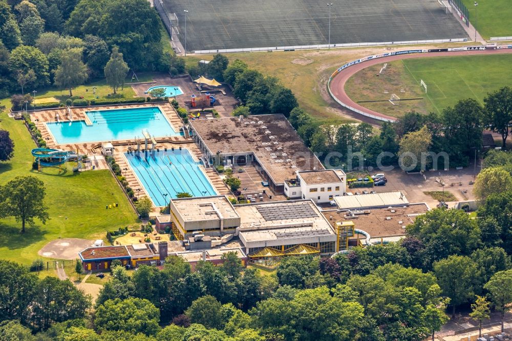 Haltern am See from above - Spa and swimming pools at the swimming pool of the leisure facility Freizeitbad Aquarell on Hullerner Strasse in Haltern am See in the state North Rhine-Westphalia, Germany