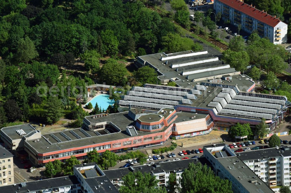 Berlin from the bird's eye view: Spa and swimming pools at the swimming pool of the leisure facility Freizeitzentrum SEZ in the district Friedrichshain in Berlin, Germany