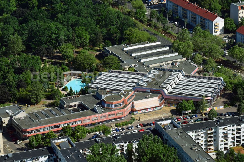 Aerial image Berlin - Spa and swimming pools at the swimming pool of the leisure facility Freizeitzentrum SEZ in the district Friedrichshain in Berlin, Germany