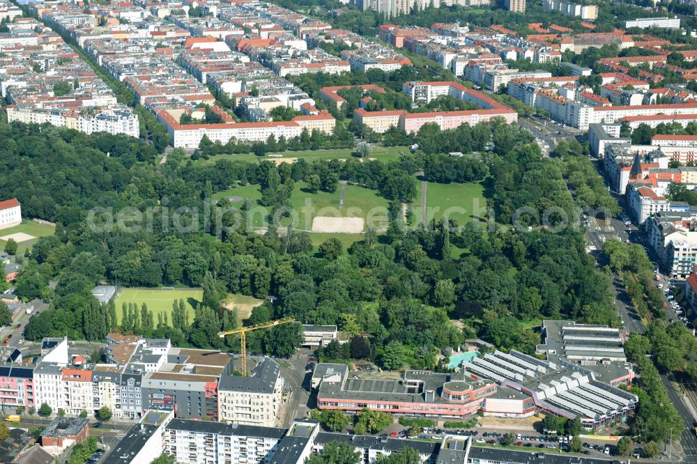 Berlin from the bird's eye view: Spa and swimming pools at the swimming pool of the leisure facility Freizeitzentrum SEZ in the district Friedrichshain in Berlin, Germany