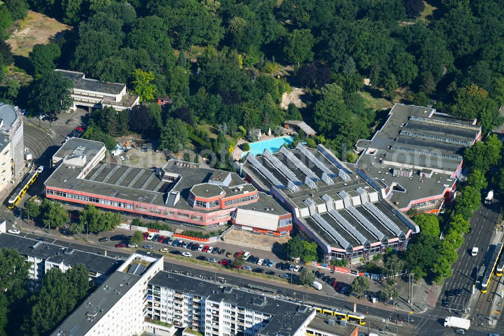 Berlin from the bird's eye view: Spa and swimming pools at the swimming pool of the leisure facility Freizeitzentrum SEZ in the district Friedrichshain in Berlin, Germany