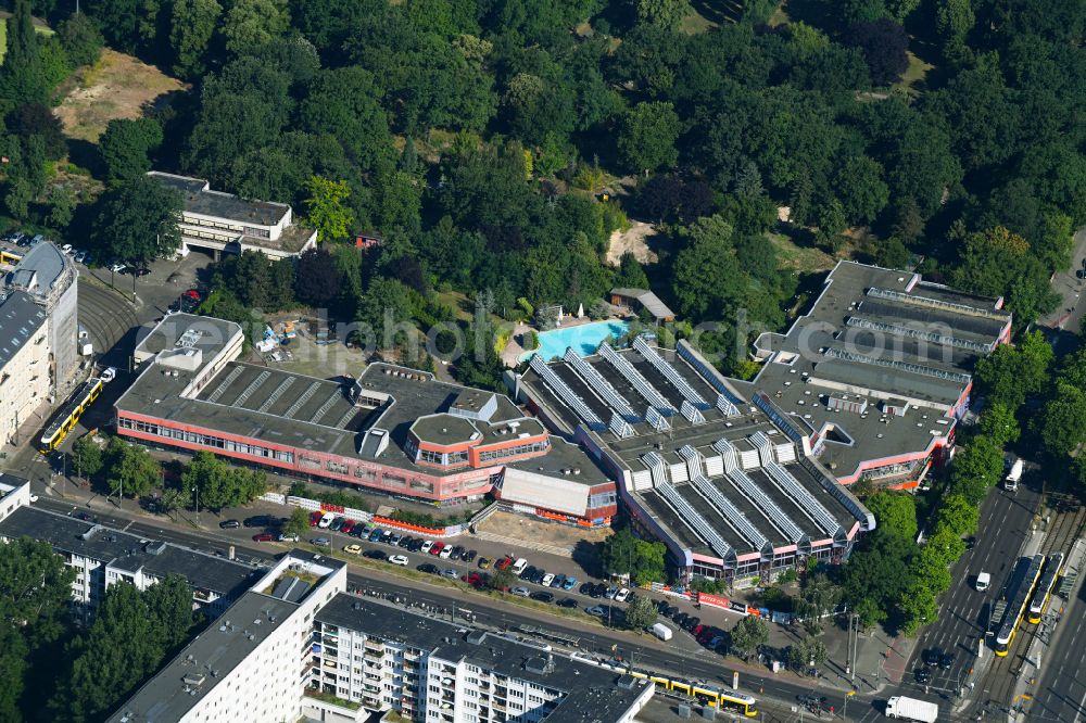 Aerial image Berlin - Spa and swimming pools at the swimming pool of the leisure facility Freizeitzentrum SEZ in the district Friedrichshain in Berlin, Germany