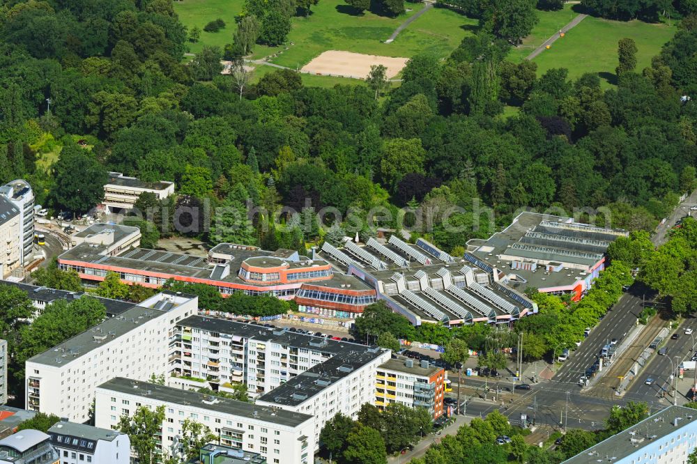 Berlin from the bird's eye view: Spa and swimming pools at the swimming pool of the leisure facility Freizeitzentrum SEZ in the district Friedrichshain in Berlin, Germany