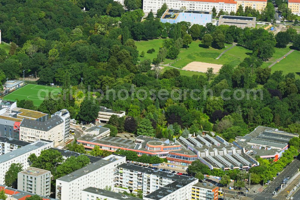 Aerial image Berlin - Spa and swimming pools at the swimming pool of the leisure facility Freizeitzentrum SEZ in the district Friedrichshain in Berlin, Germany