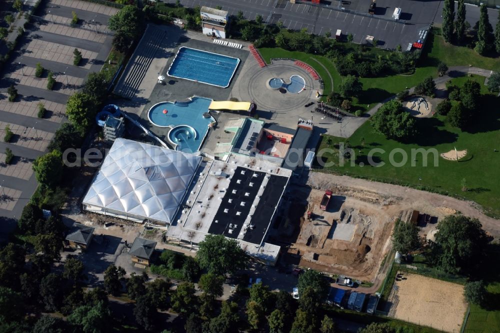 Aerial image Dresden - Spa and swimming pools at the swimming pool of the leisure facility Georg-Arnhold-Bad of the Dresdner Baeder GmbH with an expansional construction side for a sauna in Dresden in the state Saxony