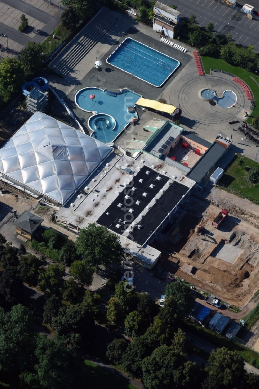 Aerial photograph Dresden - Spa and swimming pools at the swimming pool of the leisure facility Georg-Arnhold-Bad of the Dresdner Baeder GmbH with an expansional construction side for a sauna in Dresden in the state Saxony