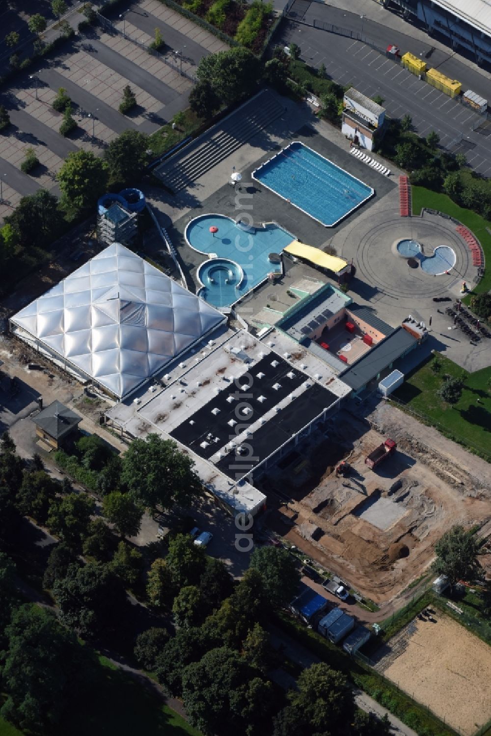 Dresden from above - Spa and swimming pools at the swimming pool of the leisure facility Georg-Arnhold-Bad of the Dresdner Baeder GmbH with an expansional construction side for a sauna in Dresden in the state Saxony