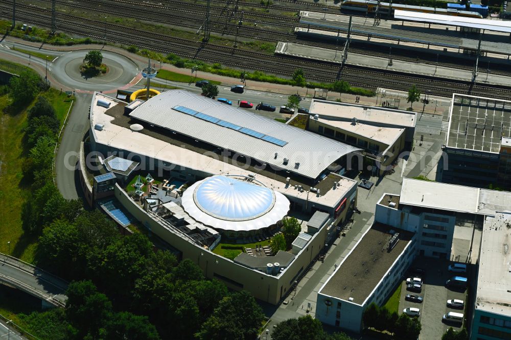 Bielefeld from above - Spa and swimming pools at the swimming pool of the leisure facility Ishara Badewelt on place Europa Platz in the district Mitte in Bielefeld in the state North Rhine-Westphalia, Germany