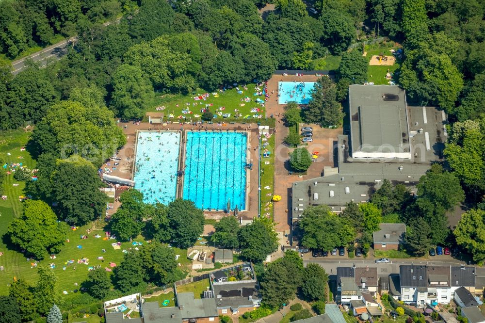 Duisburg from above - Spa and swimming pools at the swimming pool of the leisure facility Kombibad Homberg on Schillerstrasse in Duisburg in the state North Rhine-Westphalia, Germany