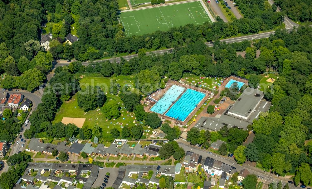 Aerial photograph Duisburg - Spa and swimming pools at the swimming pool of the leisure facility Kombibad Homberg on Schillerstrasse in Duisburg in the state North Rhine-Westphalia, Germany