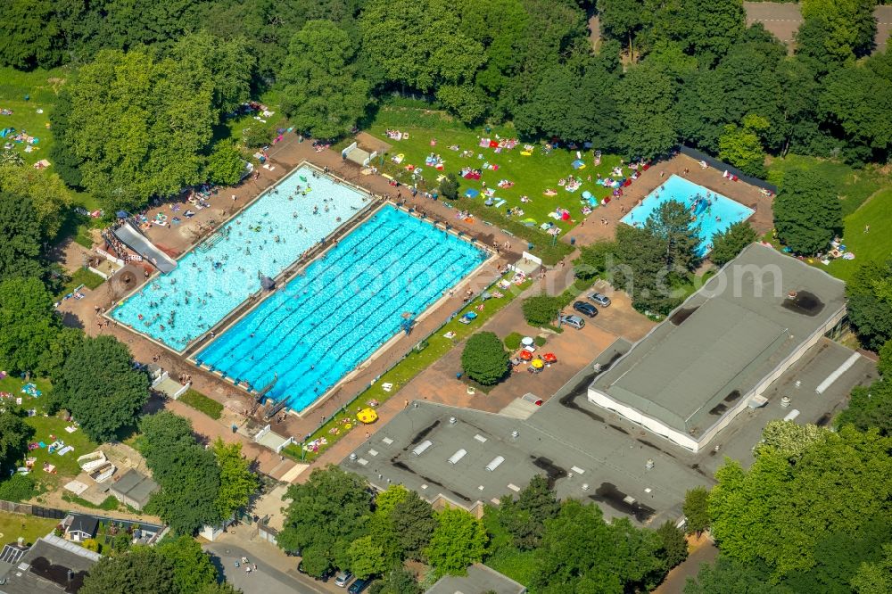 Duisburg from above - Spa and swimming pools at the swimming pool of the leisure facility Kombibad Homberg on Schillerstrasse in Duisburg in the state North Rhine-Westphalia, Germany