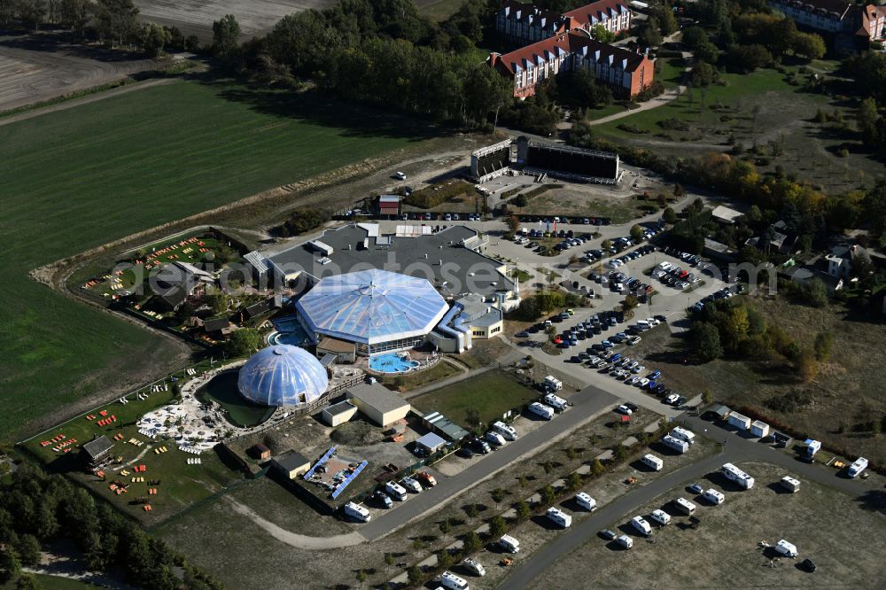 Aerial photograph Bad Wilsnack - Spa and swimming pools at the swimming pool of the leisure facility Kristalltherme Bad Wilsnack in Bad Wilsnack in the state Brandenburg, Germany