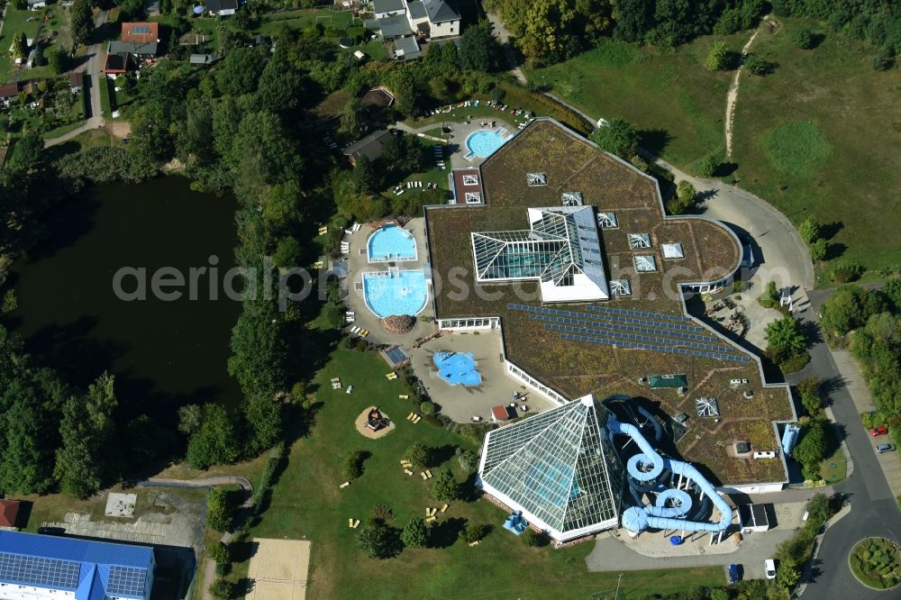 Bad Lausick from the bird's eye view: Spa and swimming pools at the swimming pool of the leisure facility Kur- und Freizeitbad RIFF in Bad Lausick in the state Saxony