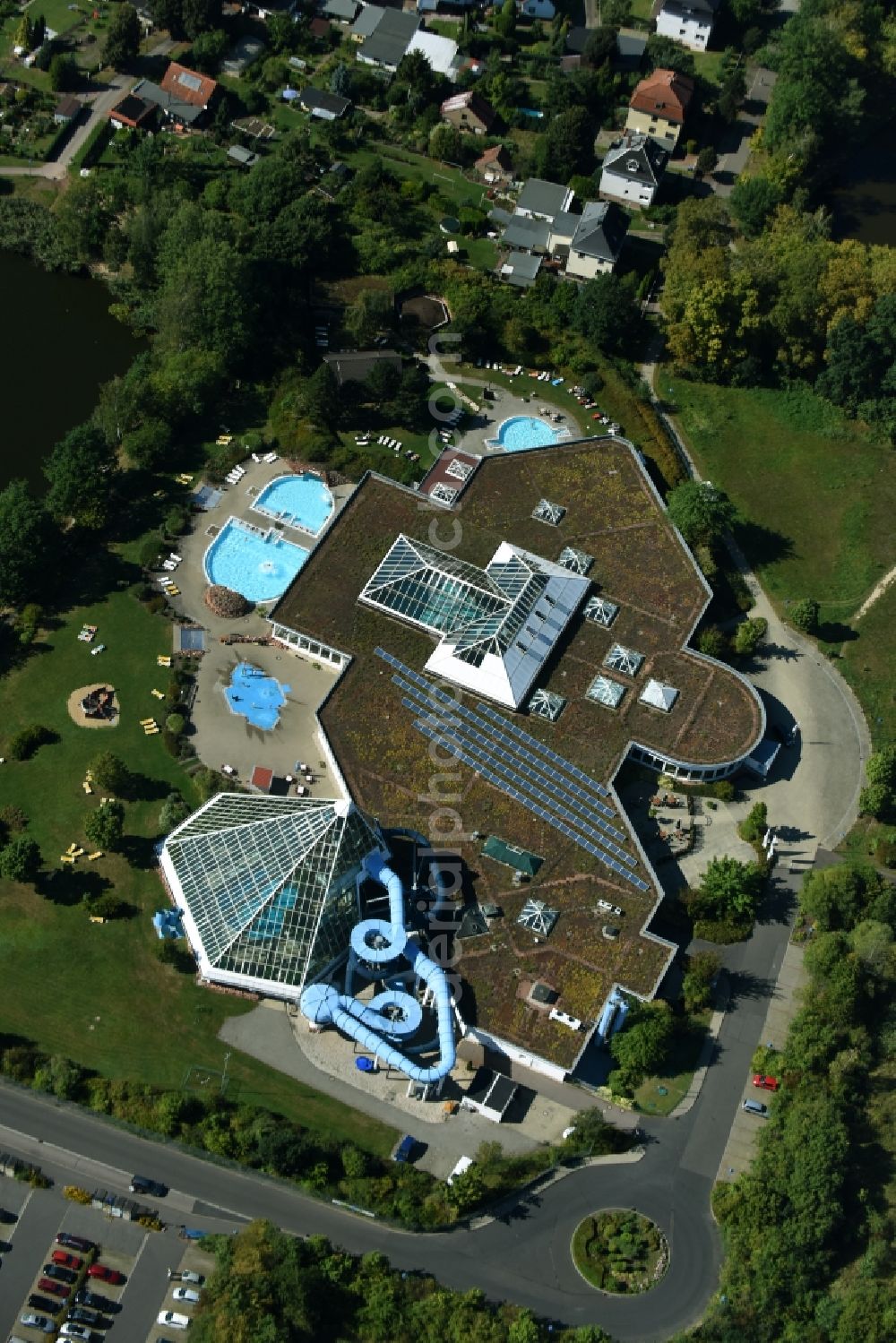 Aerial photograph Bad Lausick - Spa and swimming pools at the swimming pool of the leisure facility Kur- und Freizeitbad RIFF in Bad Lausick in the state Saxony