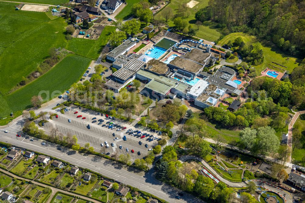 Herne from the bird's eye view: Spa and swimming pools at the swimming pool of the leisure facility LAGO Die Therme Am Ruhmbach in Herne in the state North Rhine-Westphalia, Germany