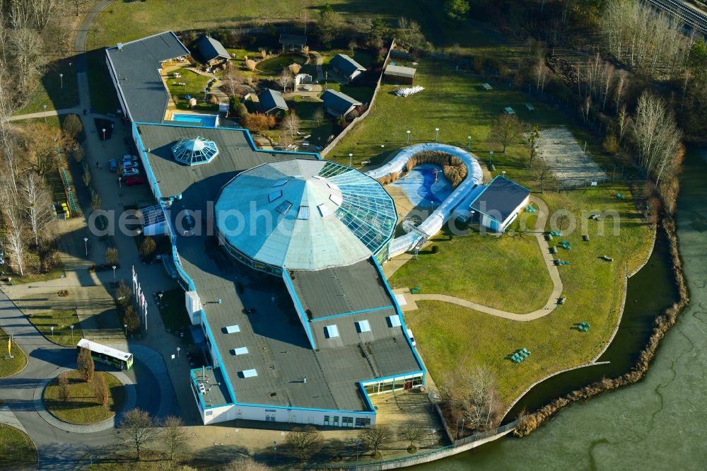 Aerial photograph Hoyerswerda - Spa and swimming pools at the swimming pool of the leisure facility of Lausitzbad Hoyerswerda GmbH Am Gondelteich in Hoyerswerda in the state Saxony, Germany