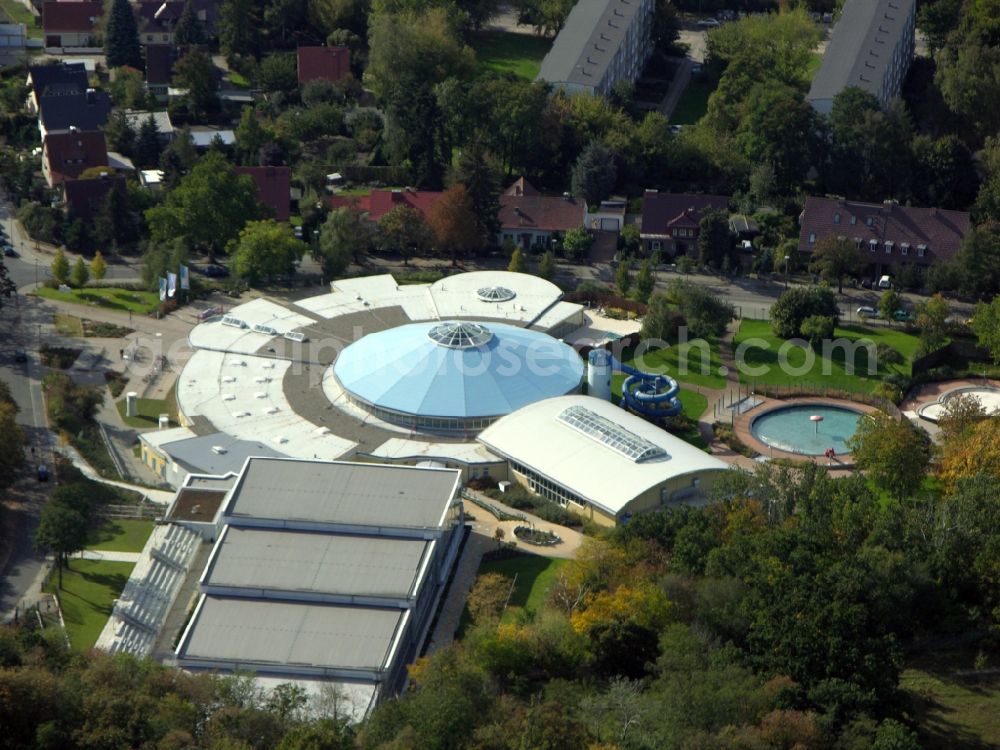 Brandenburg an der Havel from the bird's eye view: Spa and swimming pools at the swimming pool of the leisure facility Marienbad Brandenburg on Sprengelstrasse in Brandenburg an der Havel in the state Brandenburg, Germany