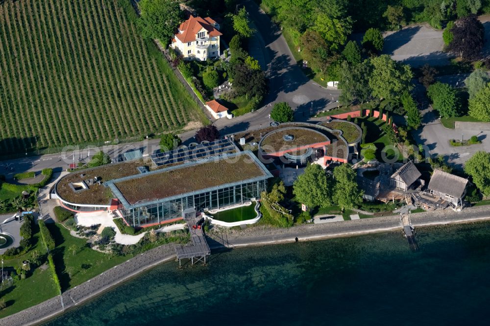 Aerial photograph Meersburg - Spa and swimming pools at the swimming pool of the leisure facility Meersburg-Therme in Meersburg in the state Baden-Wuerttemberg, Germany