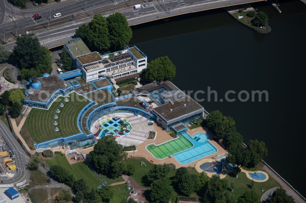 Stuttgart from the bird's eye view: Spa and swimming pools at the swimming pool of the leisure facility Mineralbad Leuze Am Leuzebad in the district Berg in Stuttgart in the state Baden-Wurttemberg, Germany