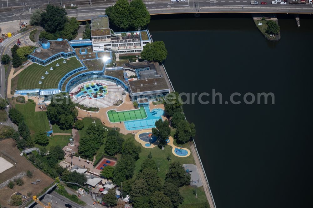 Aerial image Stuttgart - Spa and swimming pools at the swimming pool of the leisure facility Mineralbad Leuze Am Leuzebad in the district Berg in Stuttgart in the state Baden-Wurttemberg, Germany