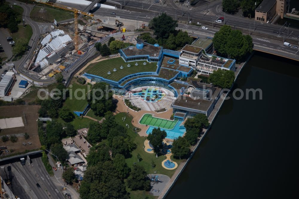 Aerial photograph Stuttgart - Spa and swimming pools at the swimming pool of the leisure facility Mineralbad Leuze Am Leuzebad in the district Berg in Stuttgart in the state Baden-Wurttemberg, Germany