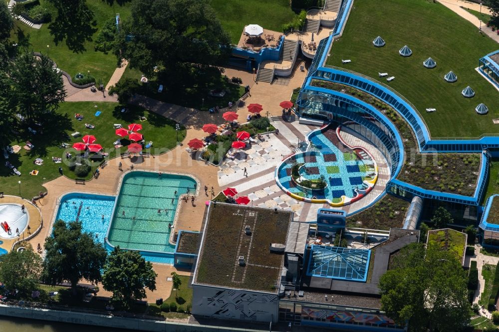 Stuttgart from above - Spa and swimming pools at the swimming pool of the leisure facility Mineralbad Leuze Am Leuzebad in the district Berg in Stuttgart in the state Baden-Wurttemberg, Germany