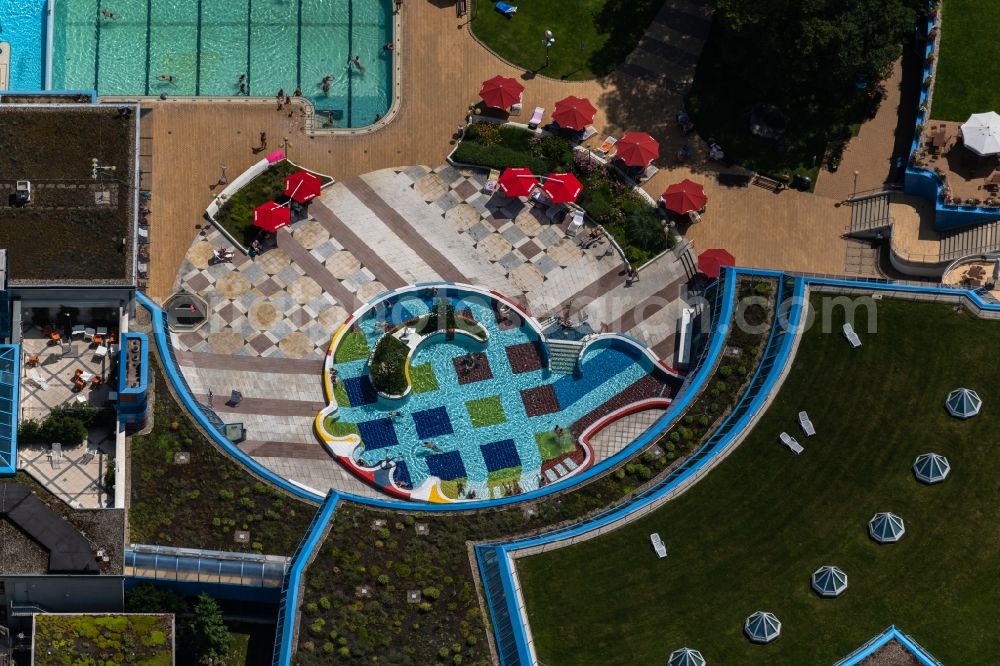 Stuttgart from the bird's eye view: Spa and swimming pools at the swimming pool of the leisure facility Mineralbad Leuze Am Leuzebad in the district Berg in Stuttgart in the state Baden-Wurttemberg, Germany